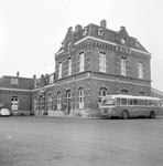 150288 Gezicht op het N.S.-station Enkhuizen te Enkhuizen, met een autobus van de N.A.C.O.